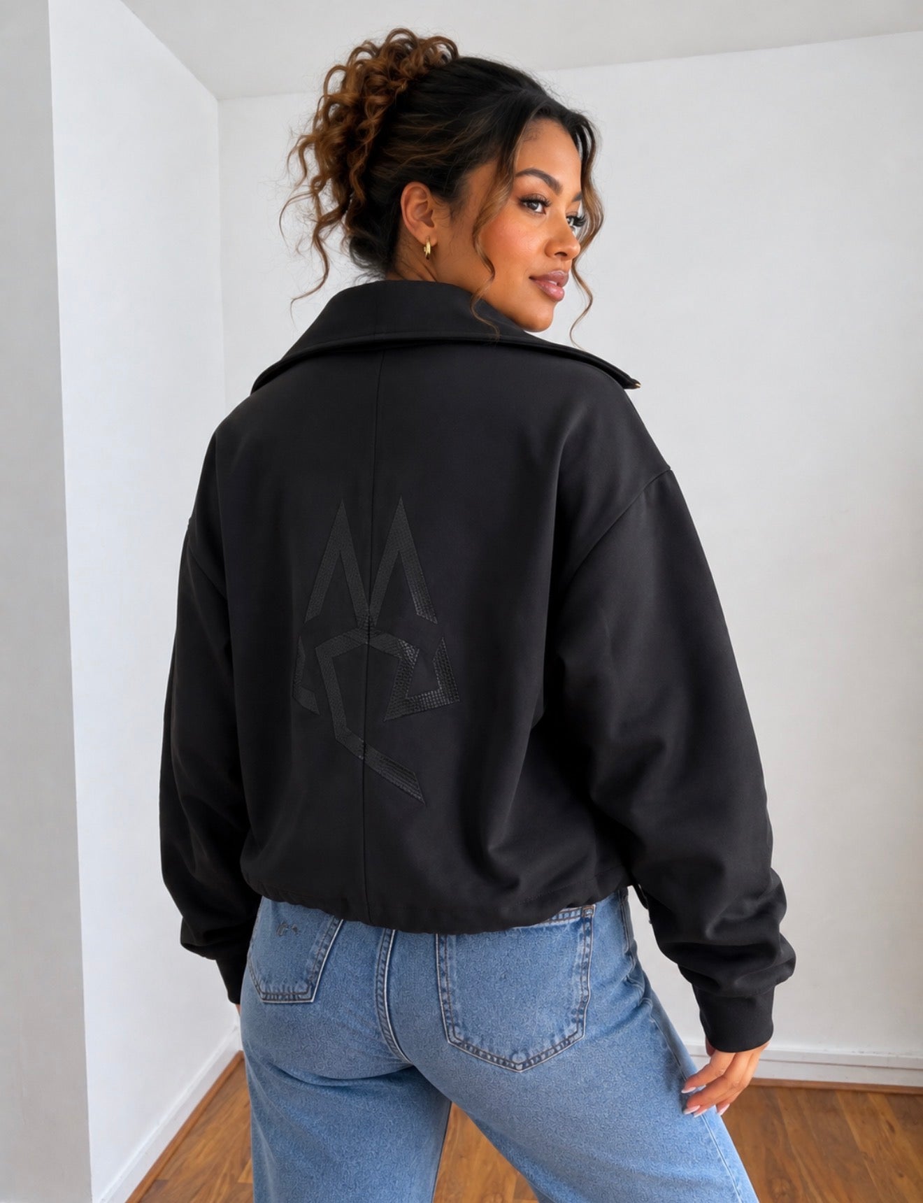 Chic Bomber Jacket with Oversized Collar – Elegant Black/
Veste Bomber Chic à Col Oversize – Noir Élégance